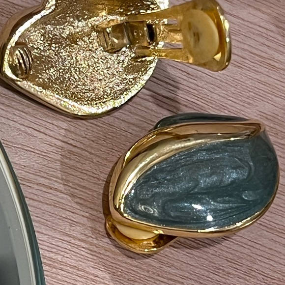 Vintage gold and enamel green earrings clip on never used - Picture 5 of 5
